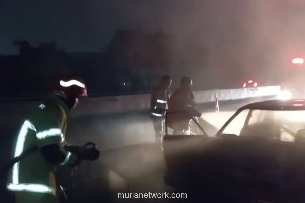 Mobil Hangus Terbakar di Tol Surabaya-Gresik Diduga Akibat Korsleting