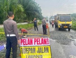 Polisi Siak Timbun Lubang Jalan di Tengah Hujan Demi Cegah Kecelakaan