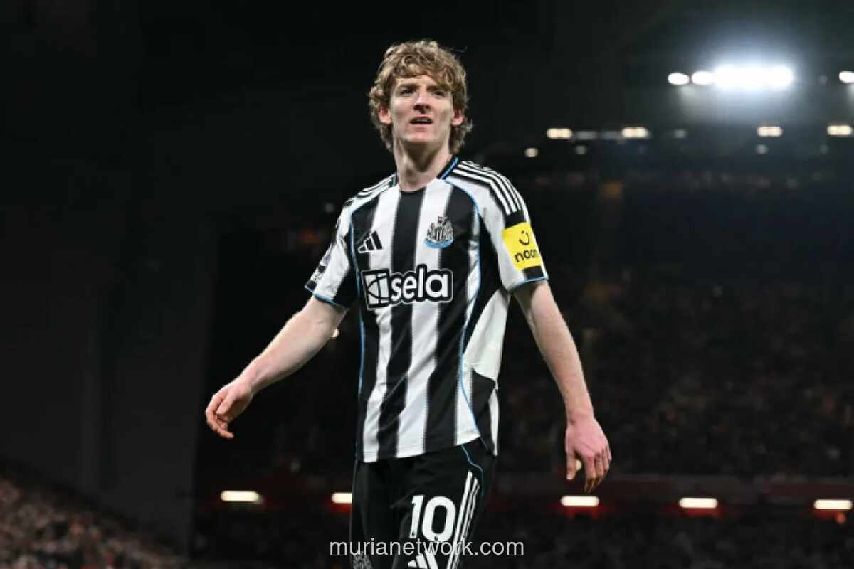 Anthony Gordon Tegaskan Fokus Penuh untuk Newcastle, Abaikan Rumor Transfer