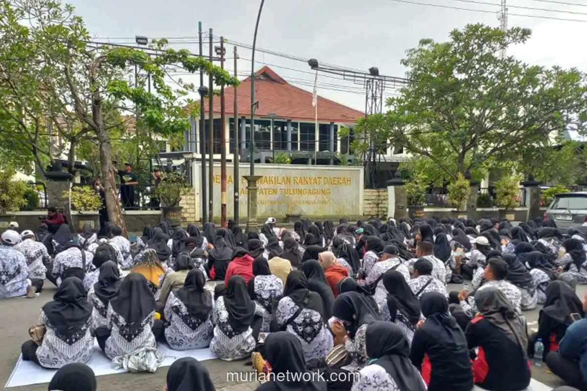 Ratusan Guru PPPK Paruh Waktu Tulungagung Protes Penghasilan Minim ke DPRD