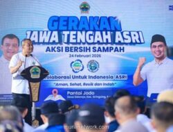 Gubernur Jateng Operasikan Loader di Pantai Batang, Soroti Darurat Sampah 6,36 Juta Ton