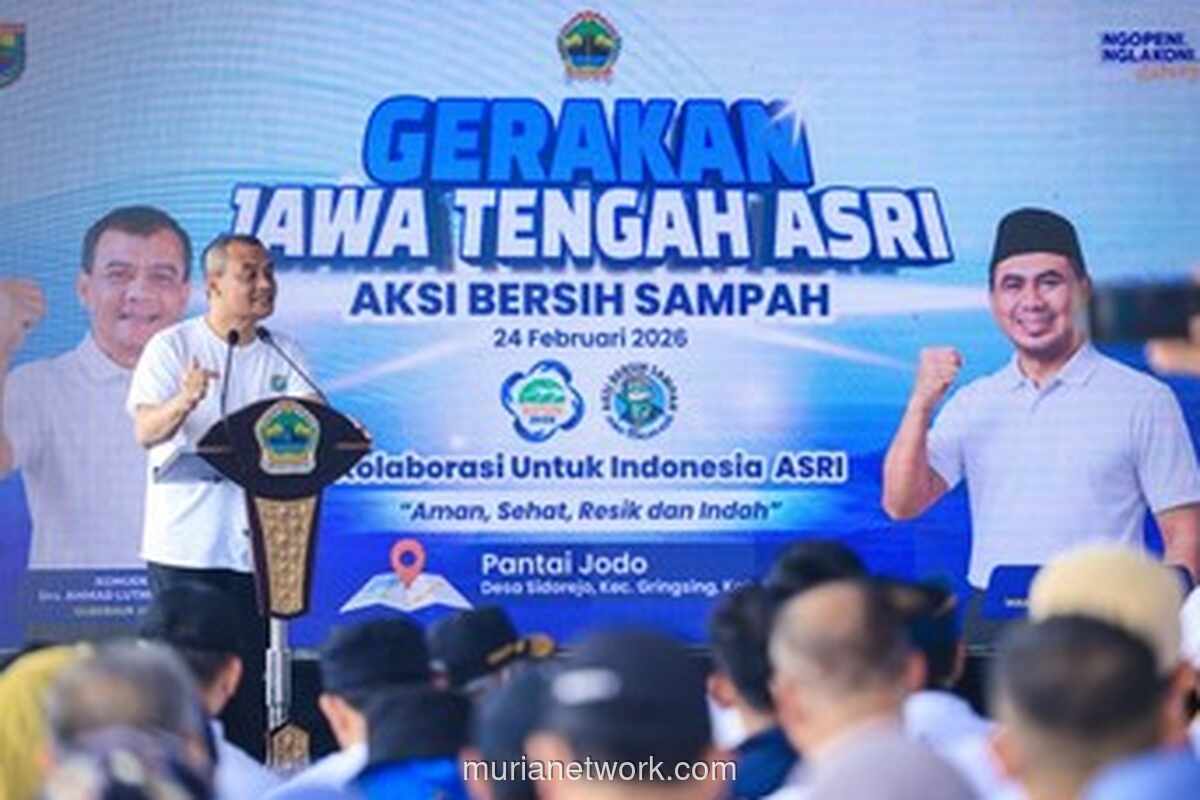 Gubernur Jateng Operasikan Loader di Pantai Batang, Soroti Darurat Sampah 6,36 Juta Ton