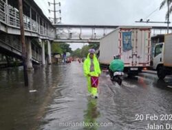 Hujan Deras Sebabkan Genangan 10 cm di Daan Mogot, Lalu Lintas Tetap Berjalan