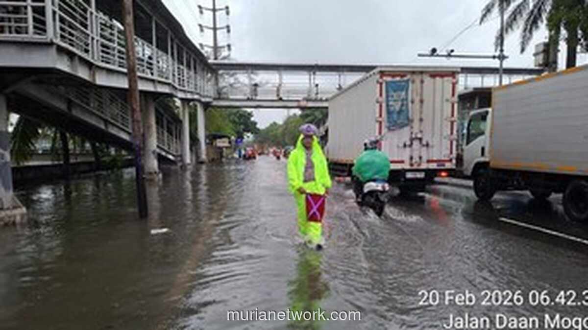 Hujan Deras Sebabkan Genangan 10 cm di Daan Mogot, Lalu Lintas Tetap Berjalan
