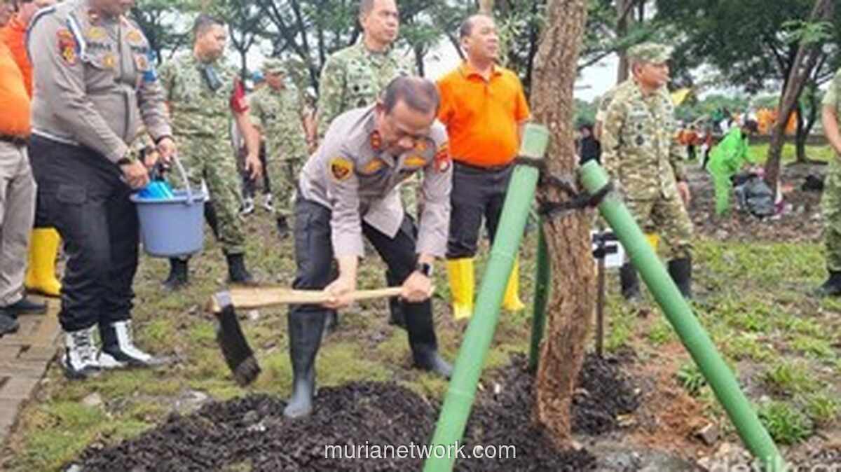 Kapolda Metro Pimpin Kerja Bakti Serentak di Sunter, Tindak Lanjut Instruksi Presiden