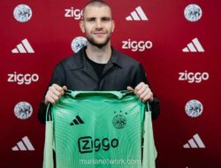 Maarten Paes Resmi Bisa Debut untuk Ajax Usai Izin Kerja Kelar