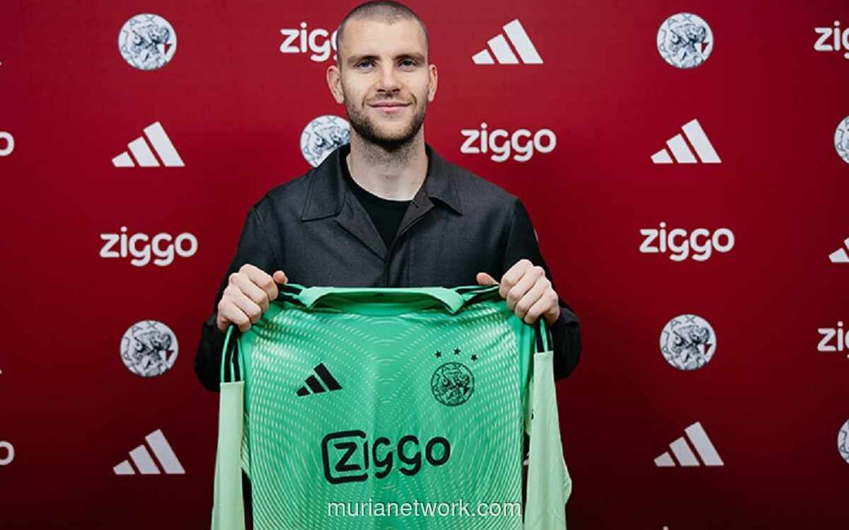 Maarten Paes Resmi Bisa Debut untuk Ajax Usai Izin Kerja Kelar