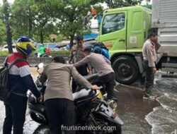 Banjir Daan Mogot Mogokkan Motor, Polisi Turun Tangan Beri Bantuan Darurat