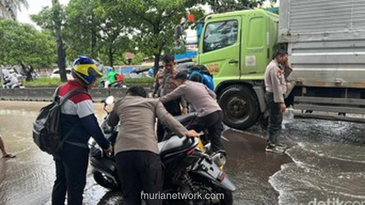Banjir Daan Mogot Mogokkan Motor, Polisi Turun Tangan Beri Bantuan Darurat