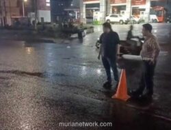 Polisi Pasang Peringatan di Jalan IR Juanda Ciputat yang Rusak Parah