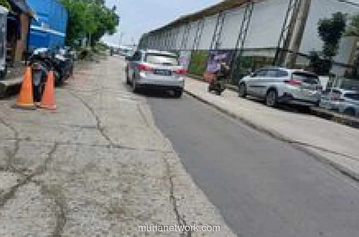 Kondisi Jalan Waduk Pluit Selatan Rusak Parah, Picu Kecelakaan dan Bunyi Gesekan Mengganggu