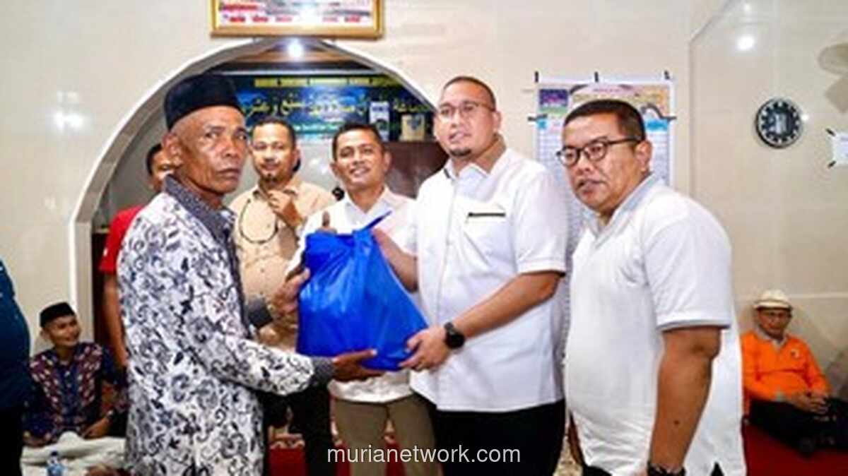Andre Rosiade Bagikan 1.000 Paket Sembako Sambut Ramadan di Solok