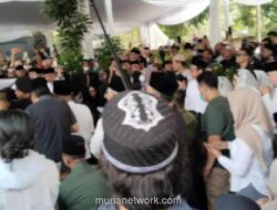 Ratusan Warga Antarkan Alex Noerdin ke Peristirahatan Terakhir di Palembang