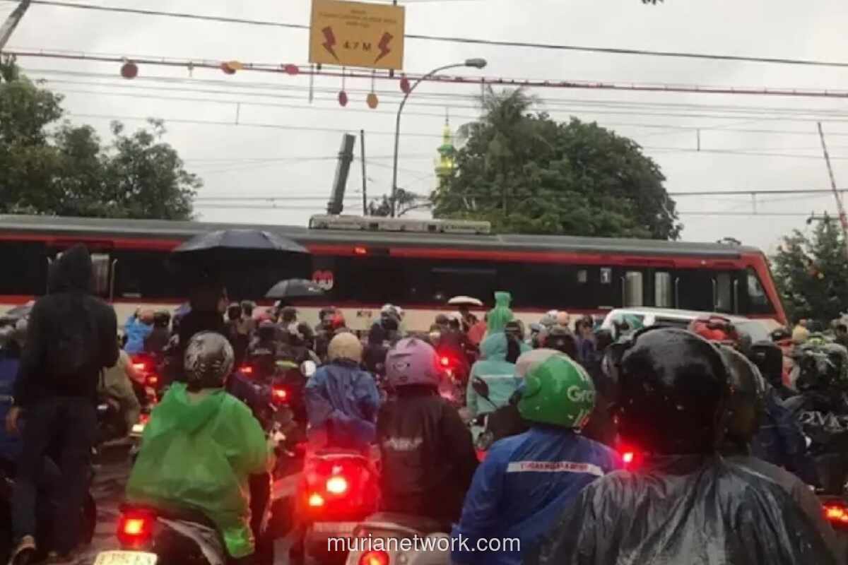 Kecelakaan Truk Terguling Ganggu Operasi Commuter Line Tangerang dan Bandara Soekarno-Hatta