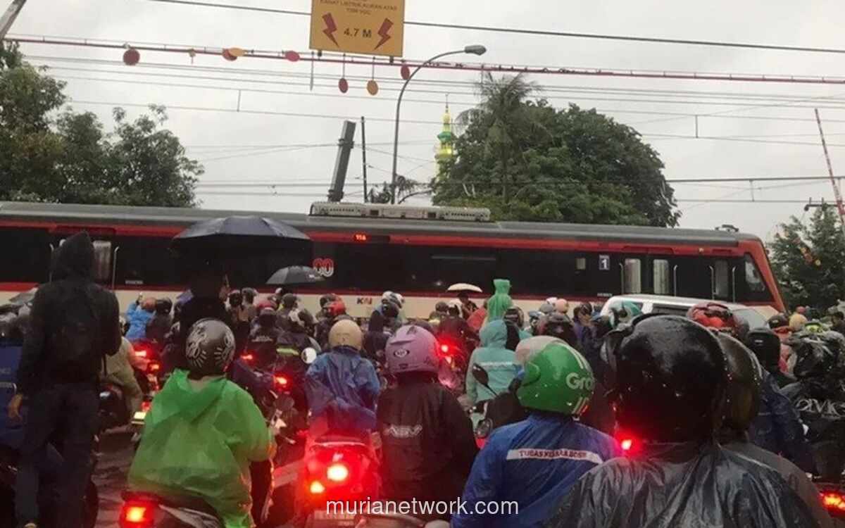 Truk Tertabrak Kereta Commuter Line, Layanan Bandara Soekarno-Hatta Lumpuh Sementara
