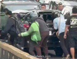Massa Amuk Minibus Ugal-ugalan yang Tabrak Motor dan Mobil Polisi di Jakarta Pusat
