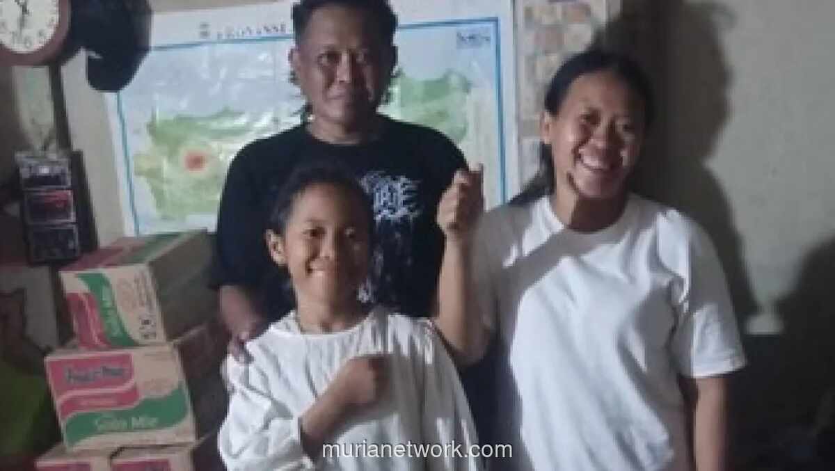 Polisi Tangerang Bantu Bocah Pemulung yang Jual Gambar untuk Bertahan Hidup