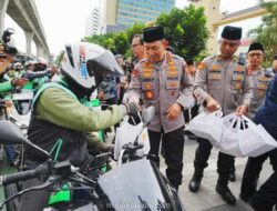 Kapolri Listyo Sigit Bagikan Takjil Langsung ke Pengendara di Depan Mabes Polri