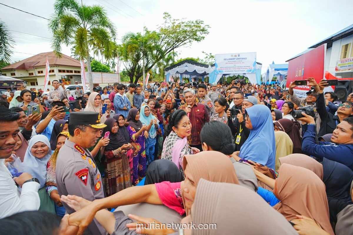 Kapolri dan Ketua Komisi IV DPR Tinjau Huntara Korban Bencana di Tapteng