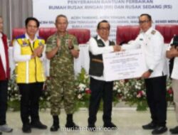 Menko PMK Serahkan Bantuan Perbaikan Rumah untuk 17.273 Keluarga Korban Bencana