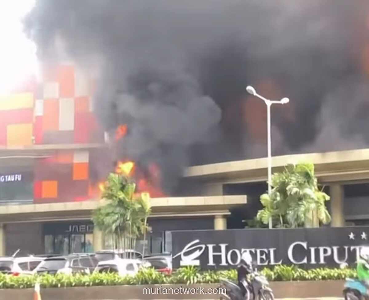 Kebakaran Hanguskan Kanopi Depan Mall Ciputra Cibubur, Api Berhasil Dipadamkan