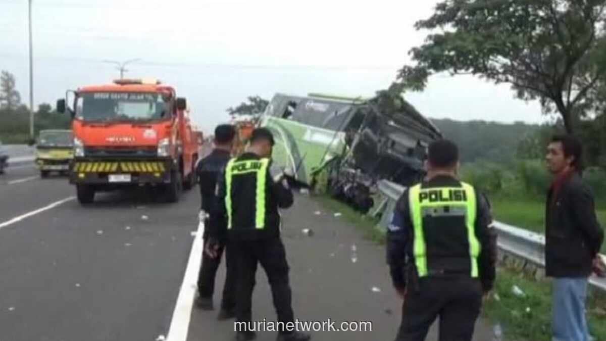 Bus Wisata Tabrak Truk di Tol Cipali, Sopir Tewas dan 28 Penumpang Luka-luka