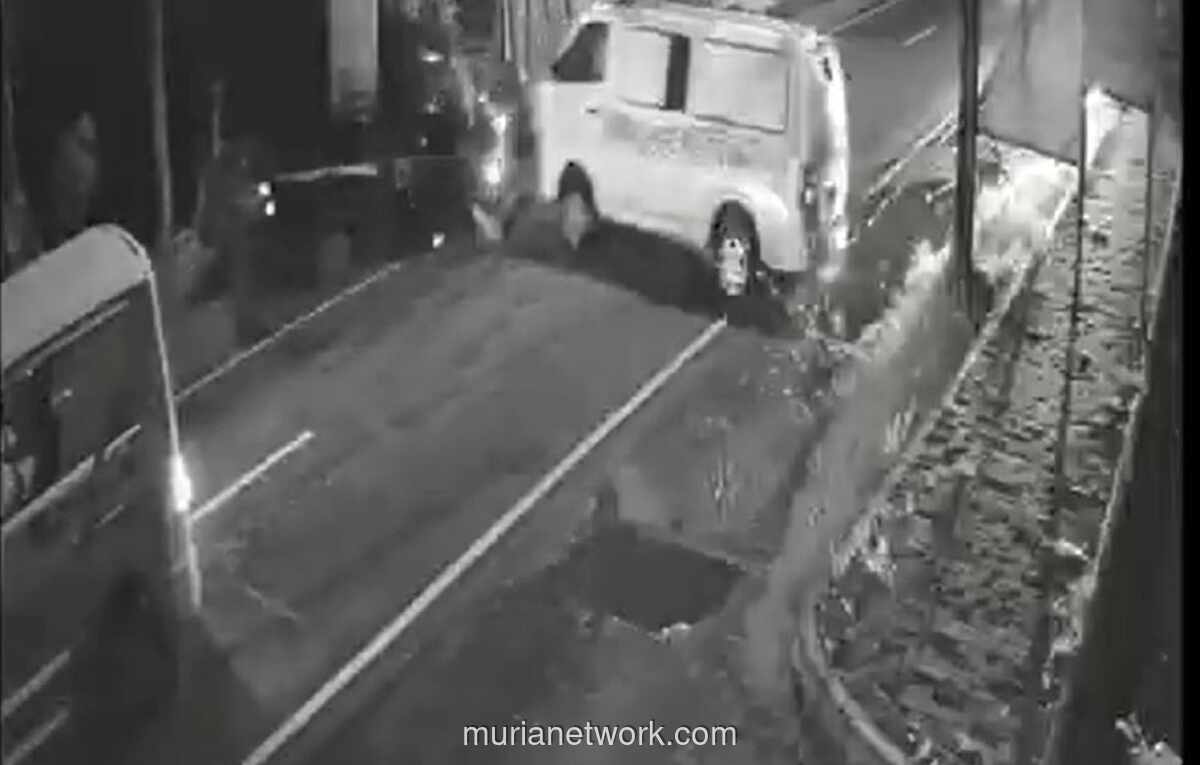 Kurang Waspada, Pikap Tabrak Ambulans di Jember