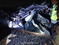 Tiga Orang Tewas Tertabrak KA Pandalungan di Perlintasan Grobogan