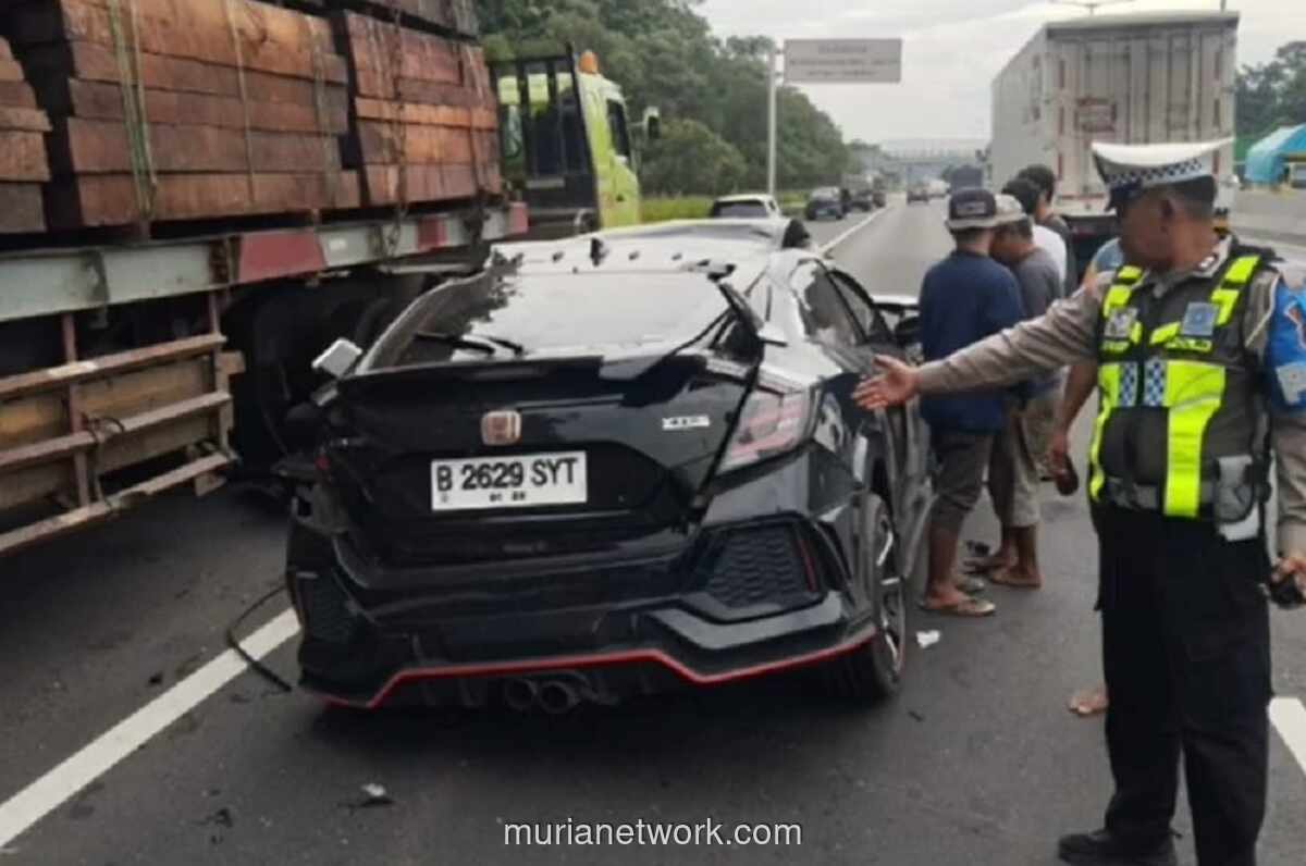 Sedan Sport Tabrak Truk Beruntun di Tol Surabaya-Gempol, Pengemudi Luka-luka