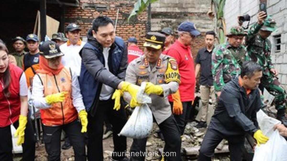Polres Metro Jabar dan Pemkot Gelar Kerja Bakti Berskala Besar di Bantaran Kali Cengkareng