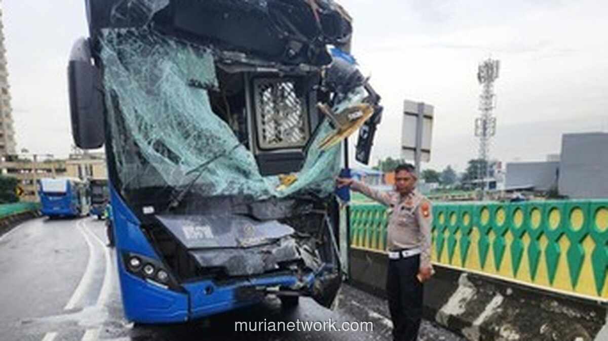 Dua Bus Transjakarta Tabrakan di Cipulir, Diduga Pengemudi Tertidur