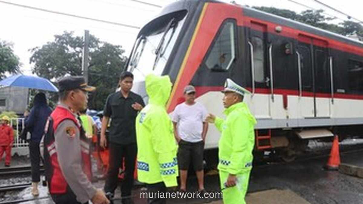 Truk Terseret 100 Meter Usai Tertabrak Kereta Bandara di Tangerang