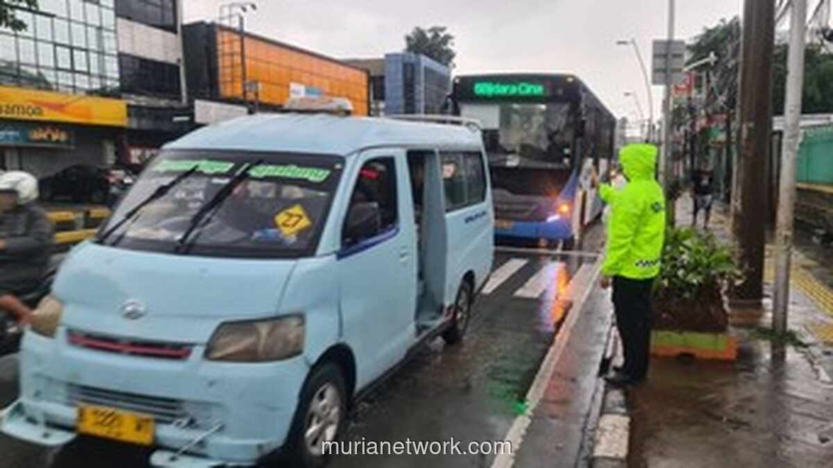 Lalu Lintas Padat di Jatinegara Pagi Ini Didominasi Volume Kendaraan
