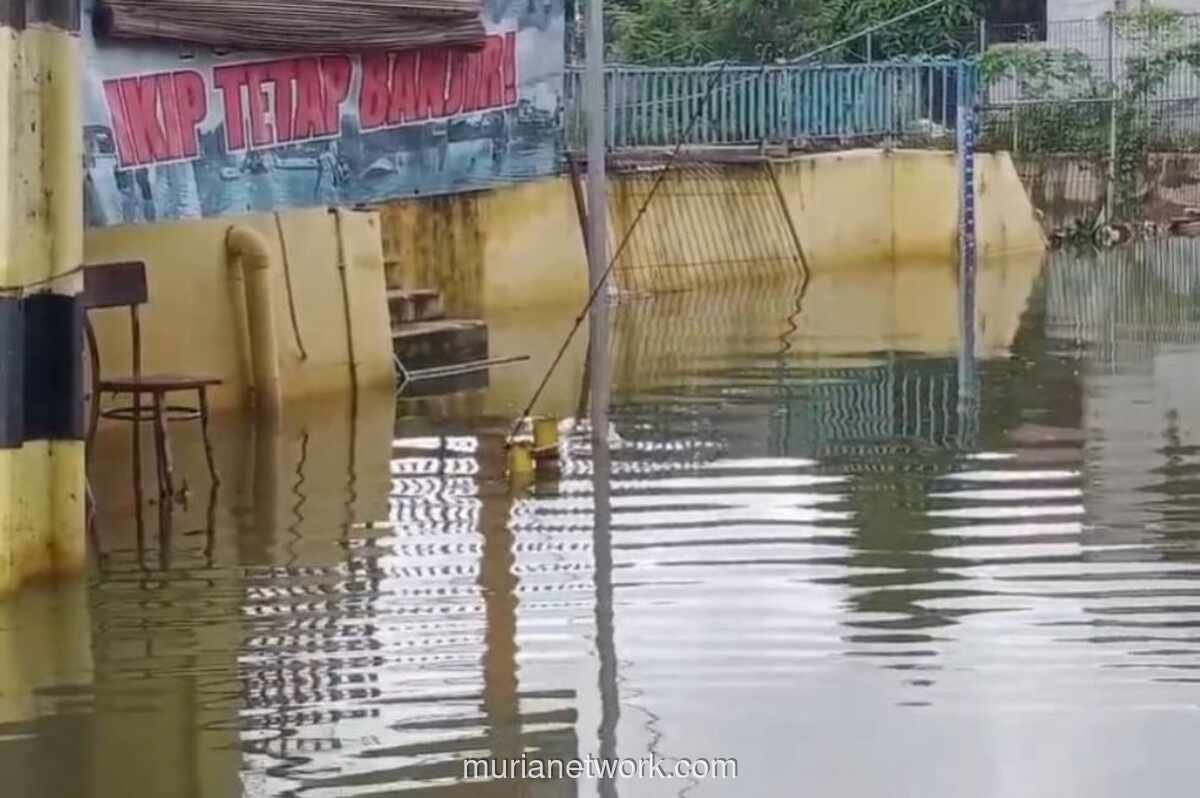 Kompleks Dosen IKIP Bekasi Terendam 80 cm, Warga Protes Banjir Langganan