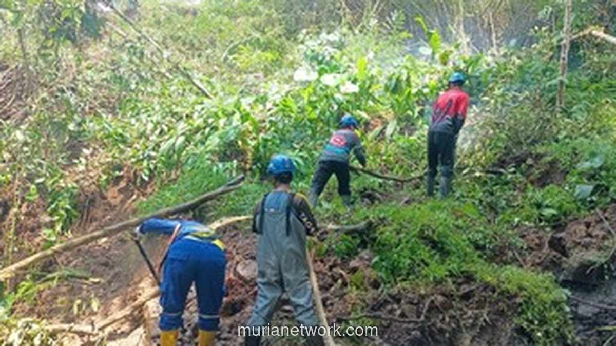 Longsor di Tasikmalaya Putuskan Akses Jalan Penghubung Dua Kecamatan