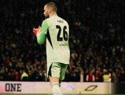 Maarten Paes Jawab Kepercayaan Grim, Selamatkan Ajax dari Kekalahan di Debut