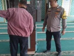 Dua Pelaku Terekam CCTV Curi Uang Kotak Amal Masjid di Bogor
