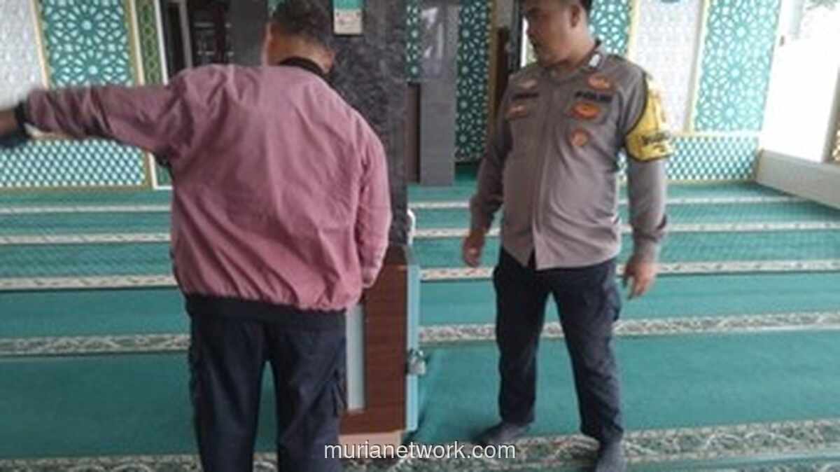 Dua Pelaku Terekam CCTV Curi Uang Kotak Amal Masjid di Bogor