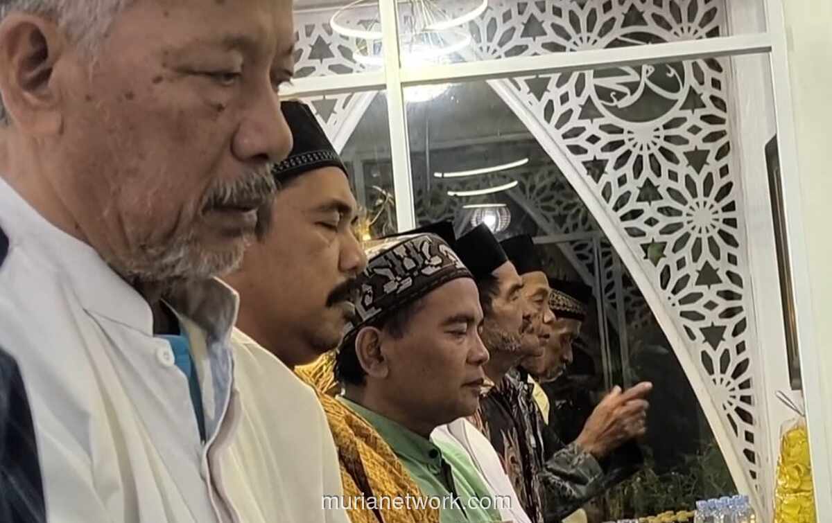 Salat Tarawih 3 Jam per Malam, Tradisi Unik Ramadan di Masjid Cirebon