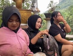 Tiga Siswi SMK Terjebak Dikerumuni Monyet Liar di Gunung Budeg