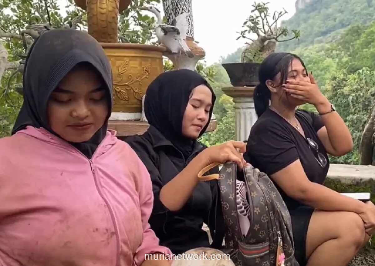 Tiga Siswi SMK Terjebak Dikerumuni Monyet Liar di Gunung Budeg