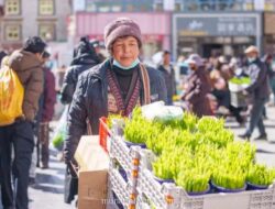 Pasar Lhasa Ramai Jelang Perayaan Imlek dan Tahun Baru Tibet