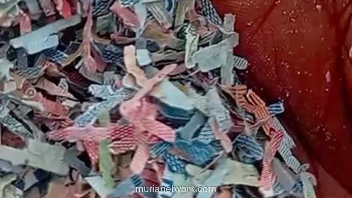 Potongan Diduga Uang Rp100 Ribu dan Rp50 Ribu Ditemukan di TPA Liar Bekasi