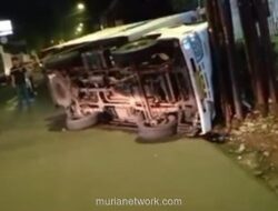 Mobil Boks Terguling dan Tabrak Tiang Listrik di Bogor, Dua Orang Luka