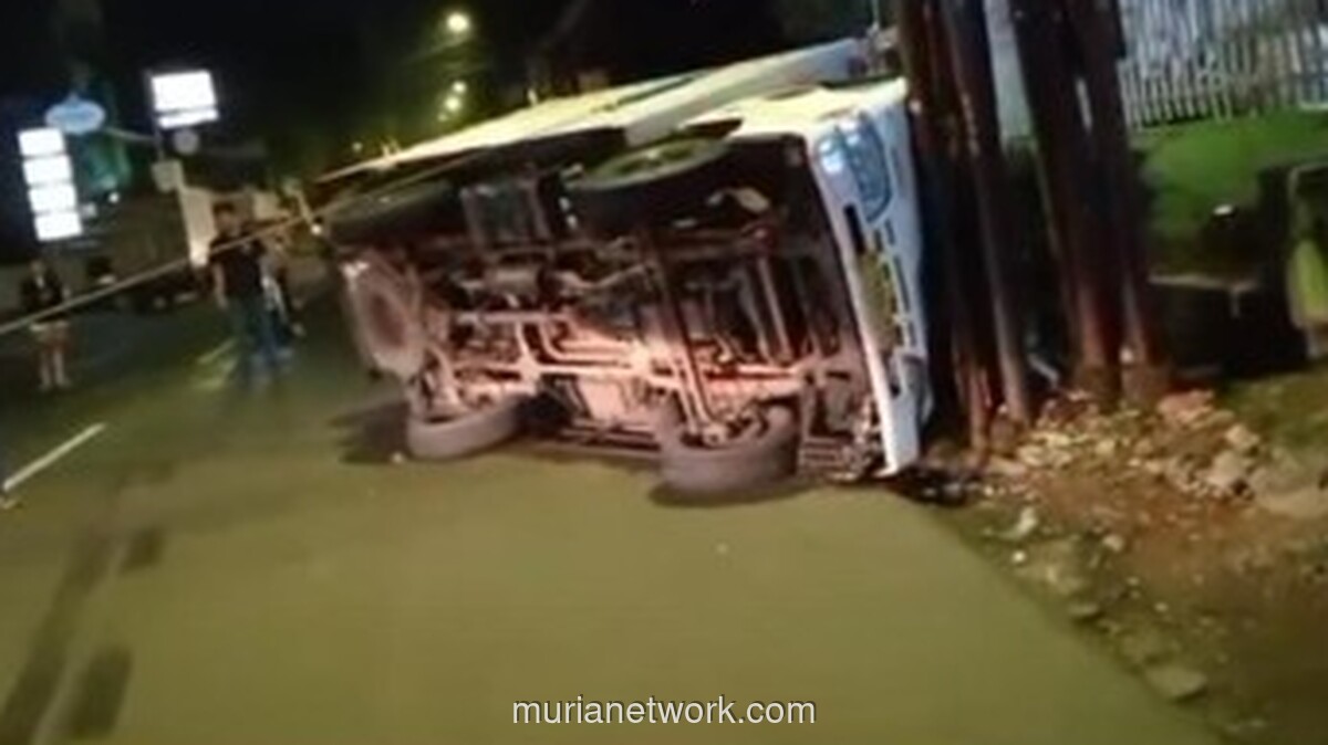 Mobil Boks Terguling dan Tabrak Tiang Listrik di Bogor, Dua Orang Luka