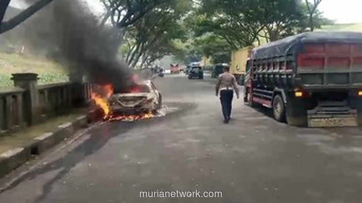 Mobil Mercedes Terbakar di Nagreg, Pengemudi Tewas Terperangkap