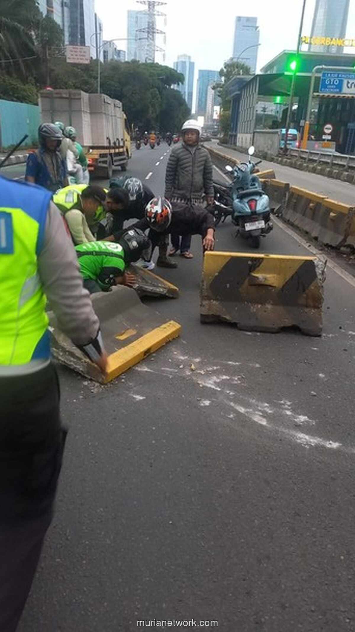 Mobil Listrik Tabrak Separator Busway, Lalu Lintas Gatot Subroto ke Kuningan Tersendat