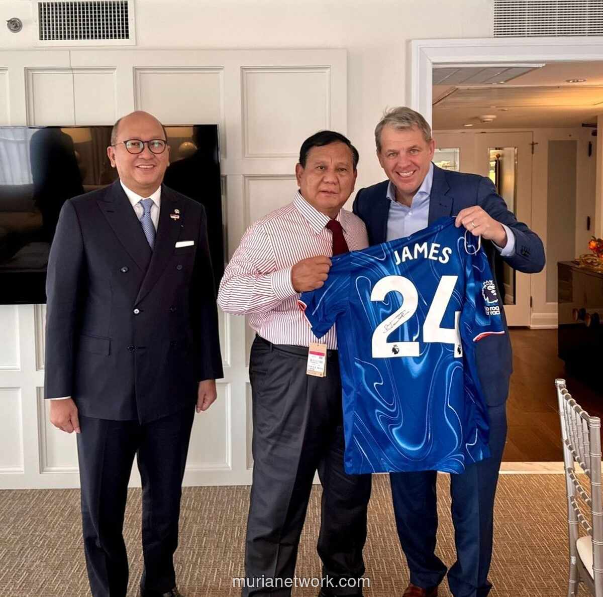 Prabowo Terima Jersey Reece James dari CEO Chelsea di Tengah Pertemuan dengan 12 Pengusaha AS