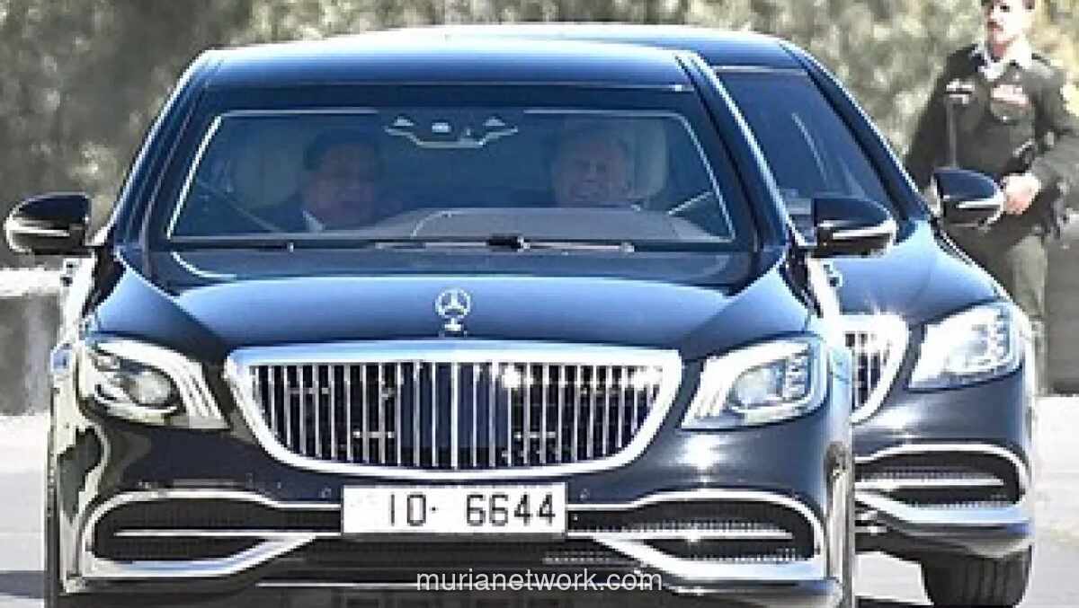 Raja Yordania Setir Sendiri Mobil Antar Presiden Prabowo ke Bandara