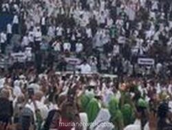 Presiden Prabowo Sambut Hangat Jemaah di Puncak Satu Abad NU Malang